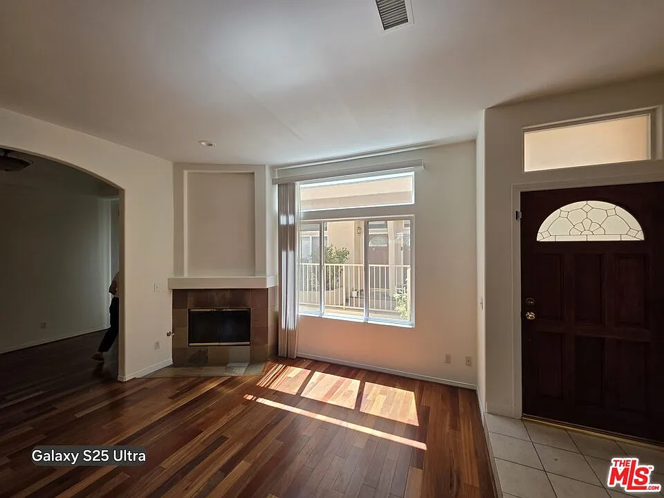 3 bed, 3.0 bath, 1671 sqft, $4,100 — Photo 2