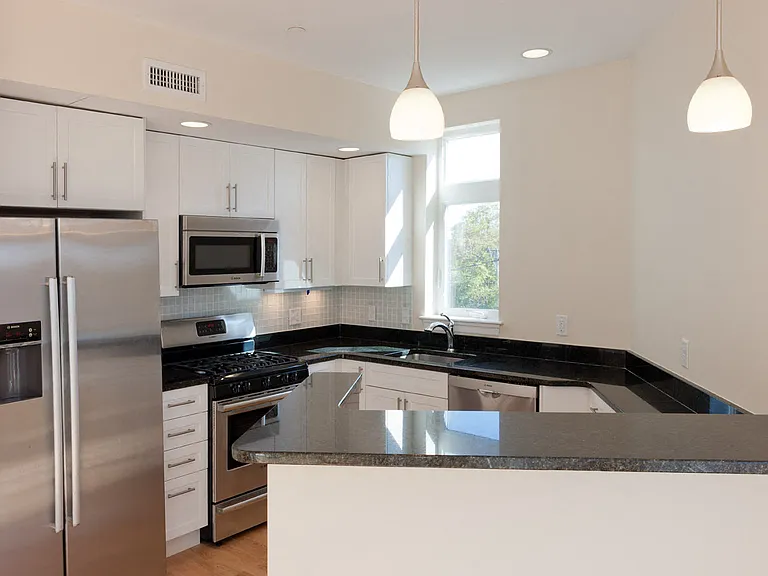 7 Cameron Apartments — Photo 25