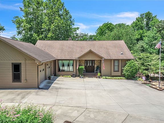 2nd image of 4711 Great Oaks Dr