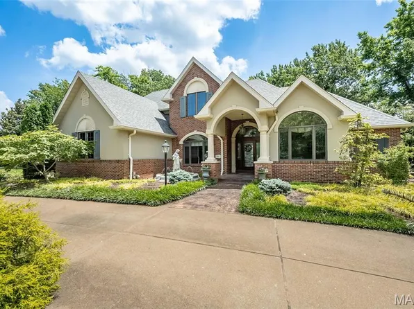 718 River Hills Dr, Fenton, MO 63026