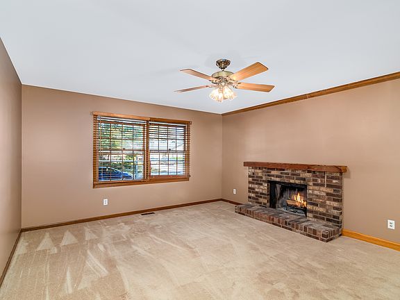 5th image of 209 Maplewood Dr
