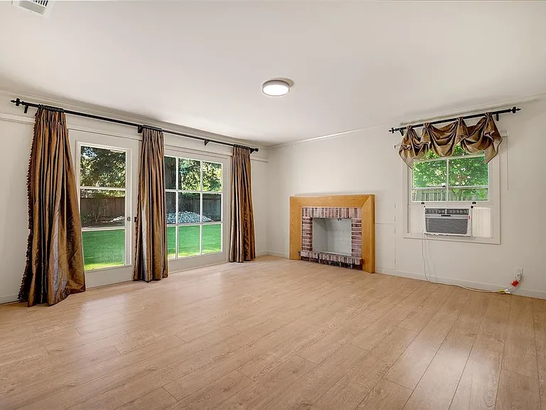 747 Northampton Dr — Photo 14
