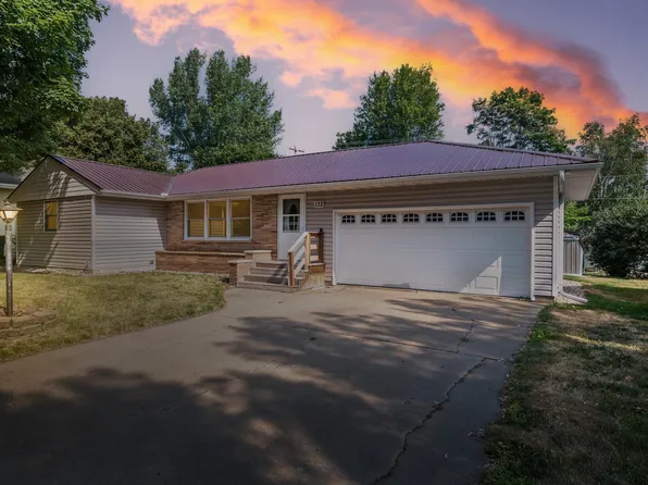 132 S St E, Norwood Young America, MN 55368
