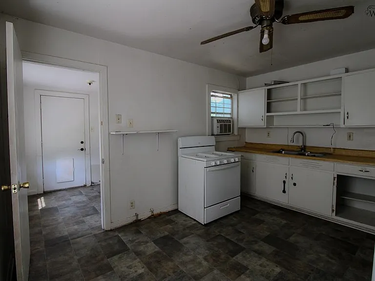 1640 Hawes Ave — Photo 5