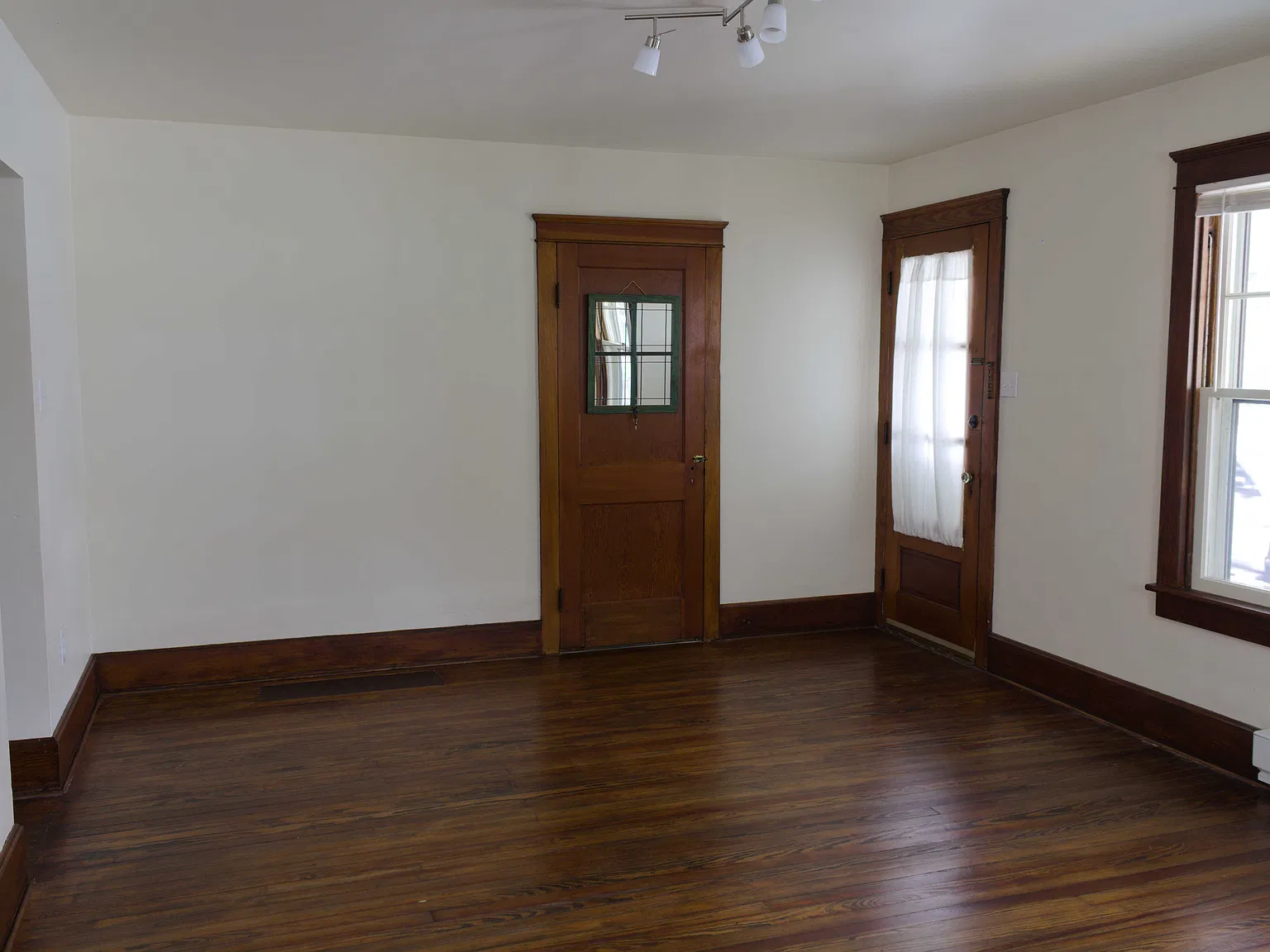 1 bed, 900 sqft, $1,075 — Photo 2