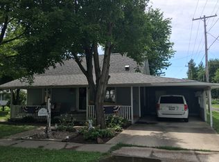 621 3rd St, Carrollton, IL 62016