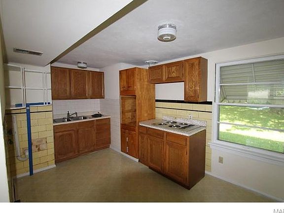 2nd image of 17 Saint Laurence Dr