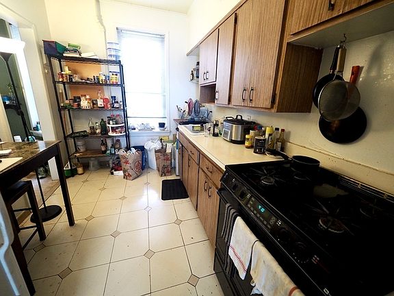 4th image of 21-22 Newtown Ave #2V