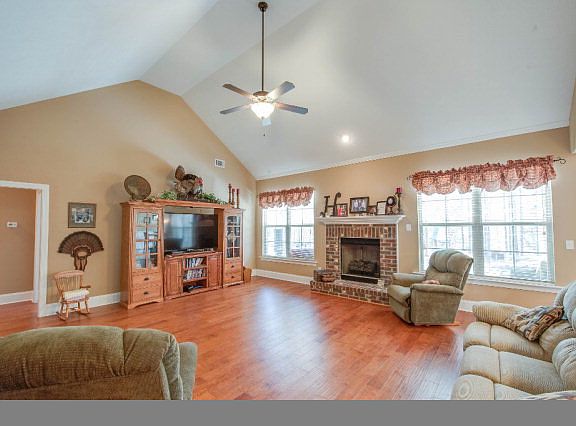 3rd image of 221 Bellingham Dr