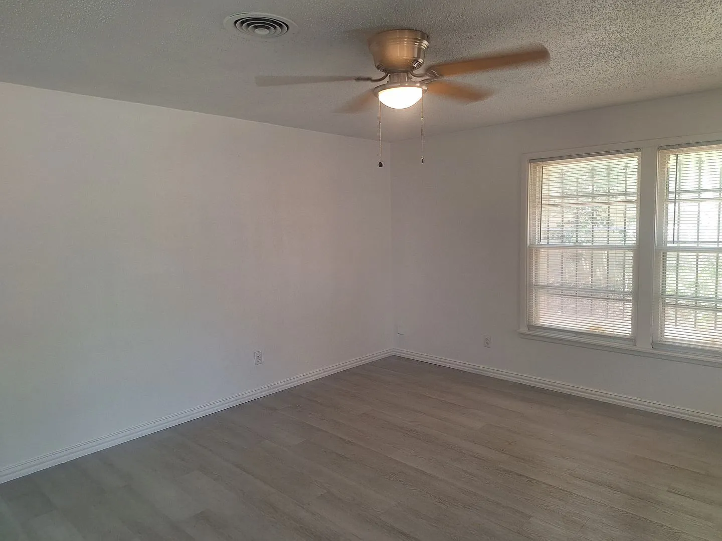 Spacious 4-Bedroom Retreat — Photo 4