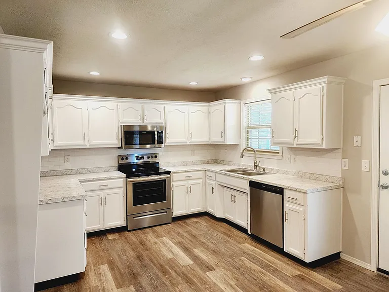 4303 S Sulgrove Ave — Photo 2