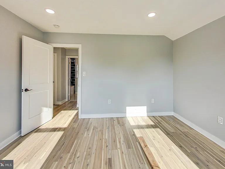 5008 6th Pl NE — Photo 10