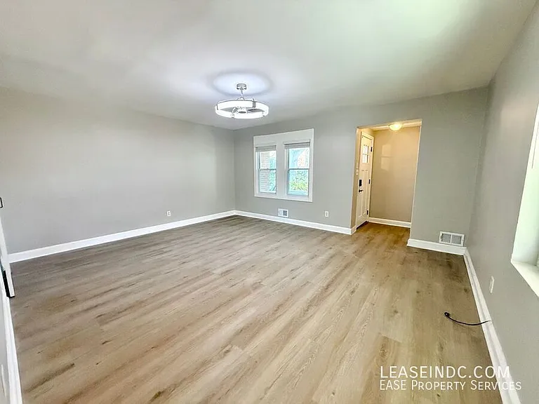 733 Crittenden St NE — Photo 4