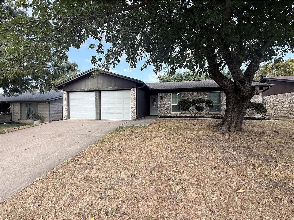 Nice front drive up. Mature lawn and tree.