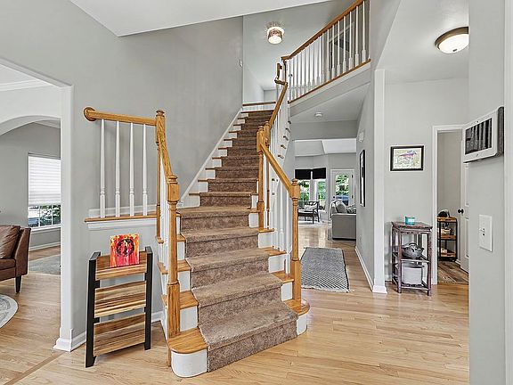 4th image of 7 Emerald Ln