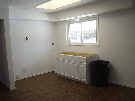 3rd image of 889 N Hill Ln