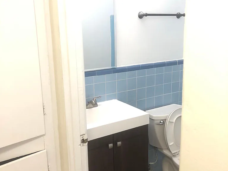 1047 E 9th St — Photo 8