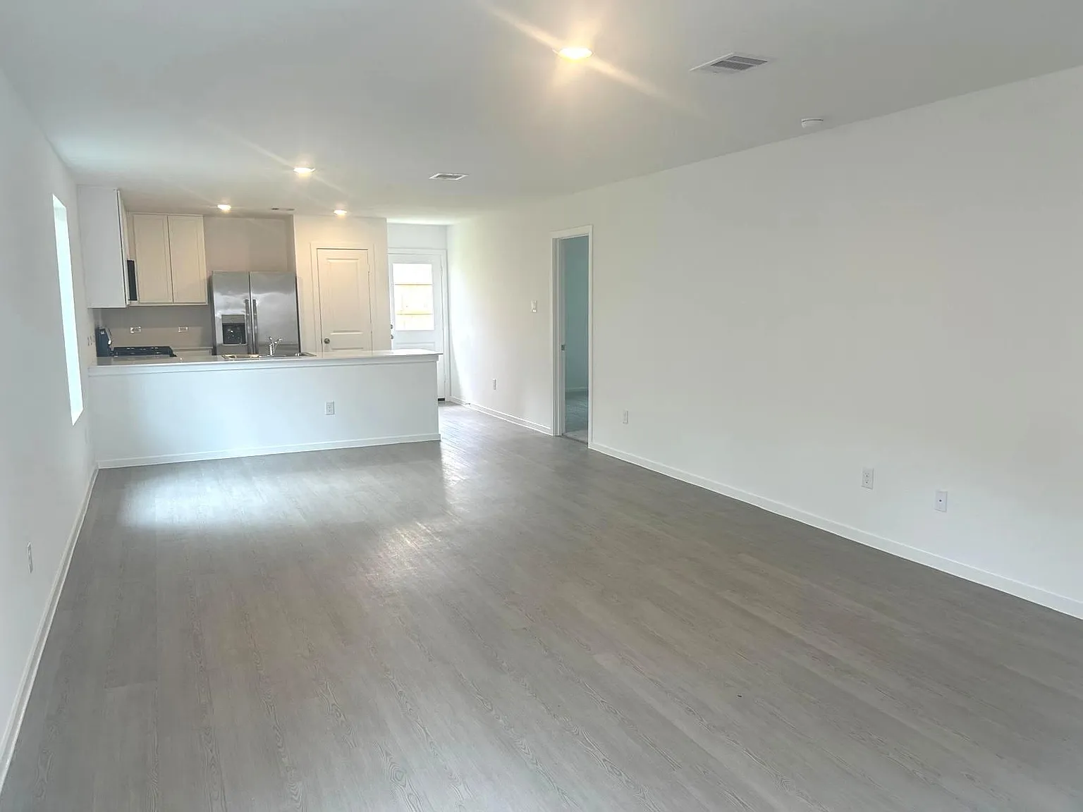 3 bed, 2.0 bath, 1461 sqft, $2,050 — Photo 3