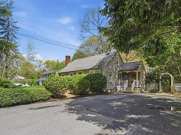 3rd image of 305 Hanover St
