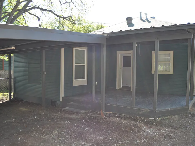 205 E Travis St — Photo 14