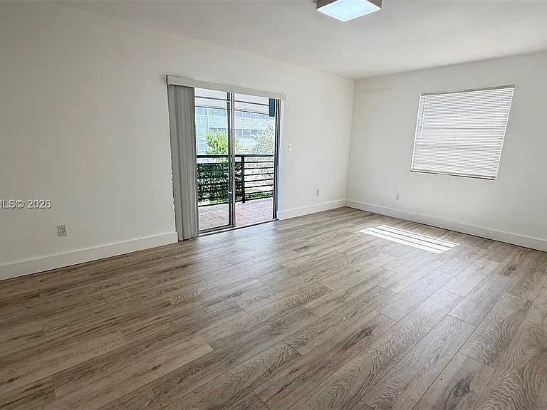 411 SE 10th St #3 — Photo 9