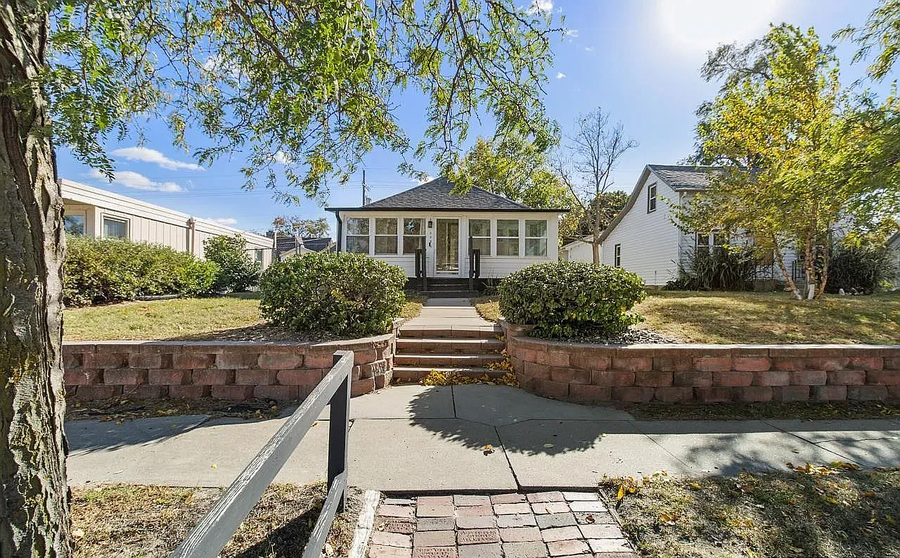 3 bed, 1904 sqft, $2,000 — Photo 1
