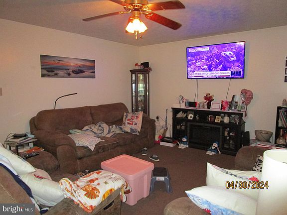 3rd image of 991 Dutchess Cir