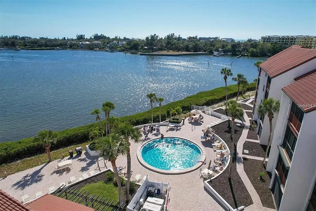 2 bed, 2.0 bath, 1016 sqft, $2,200 — Photo 1