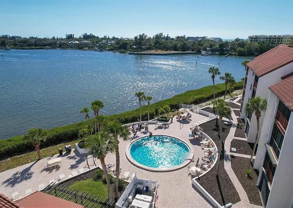 1624 Stickney Point Rd #108