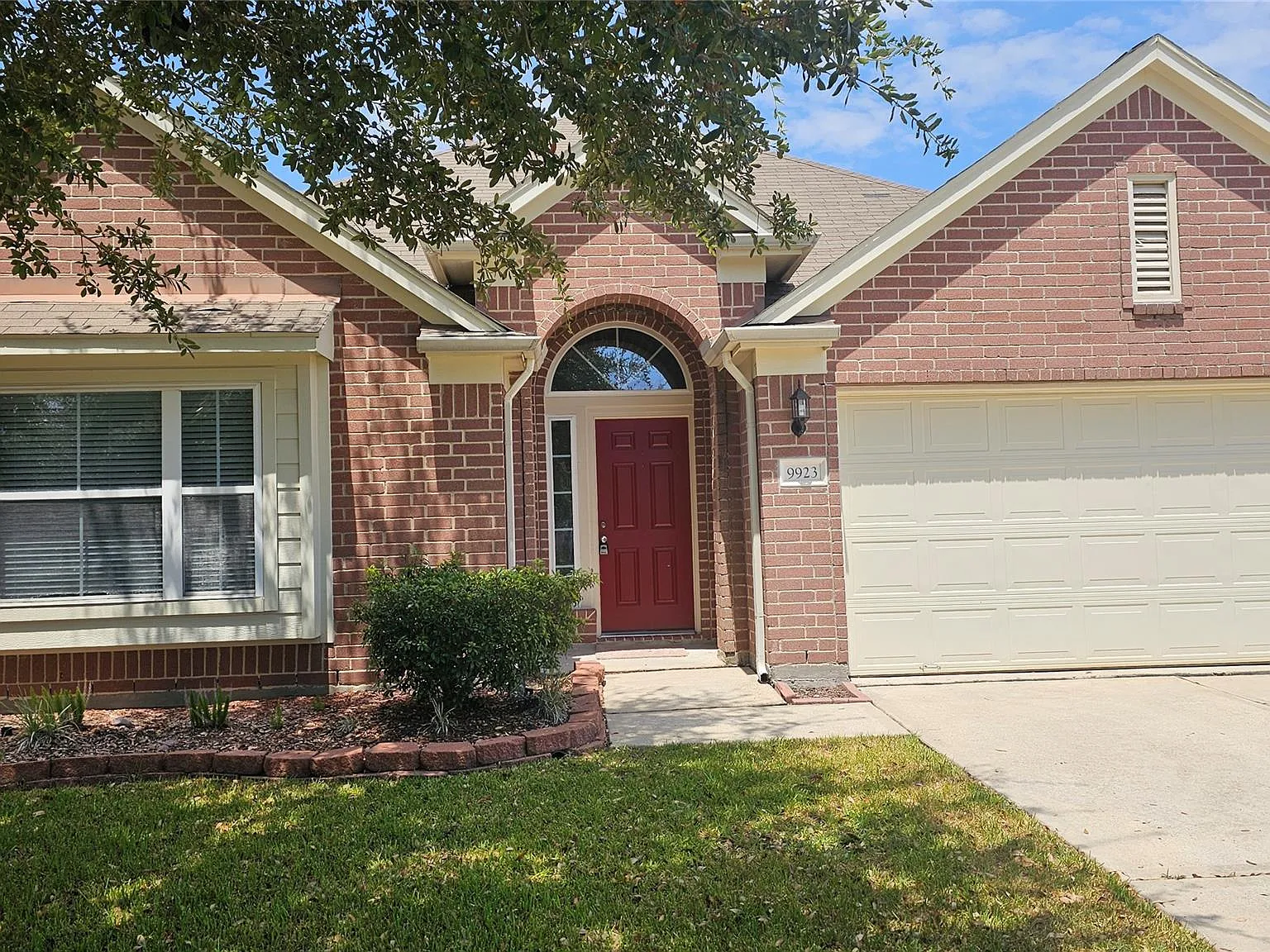 4 bed, 2.0 bath, 2319 sqft, $2,200 — Photo 2