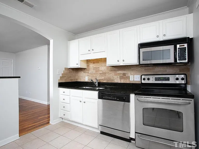 2212 Brewer St — Photo 6