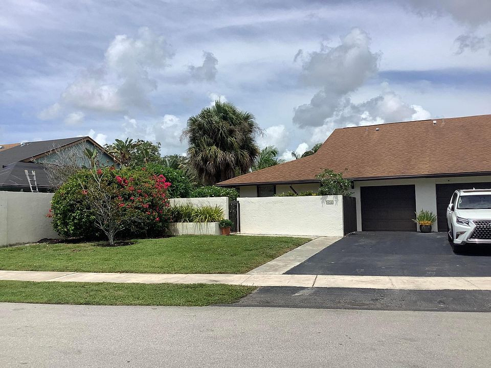 1st image of 458 SW 29th Avenue