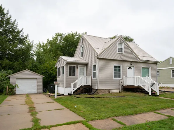 1927 Olive St, Cedar Falls, IA 50613