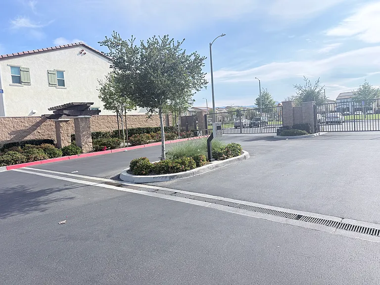 729 Sumac Ln — Photo 3