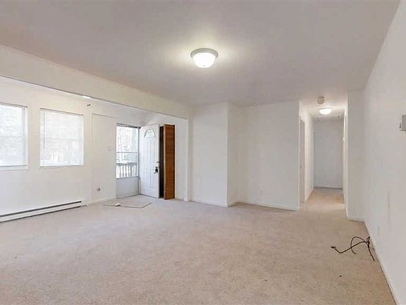 5th image of 304 E Arbutus Ave