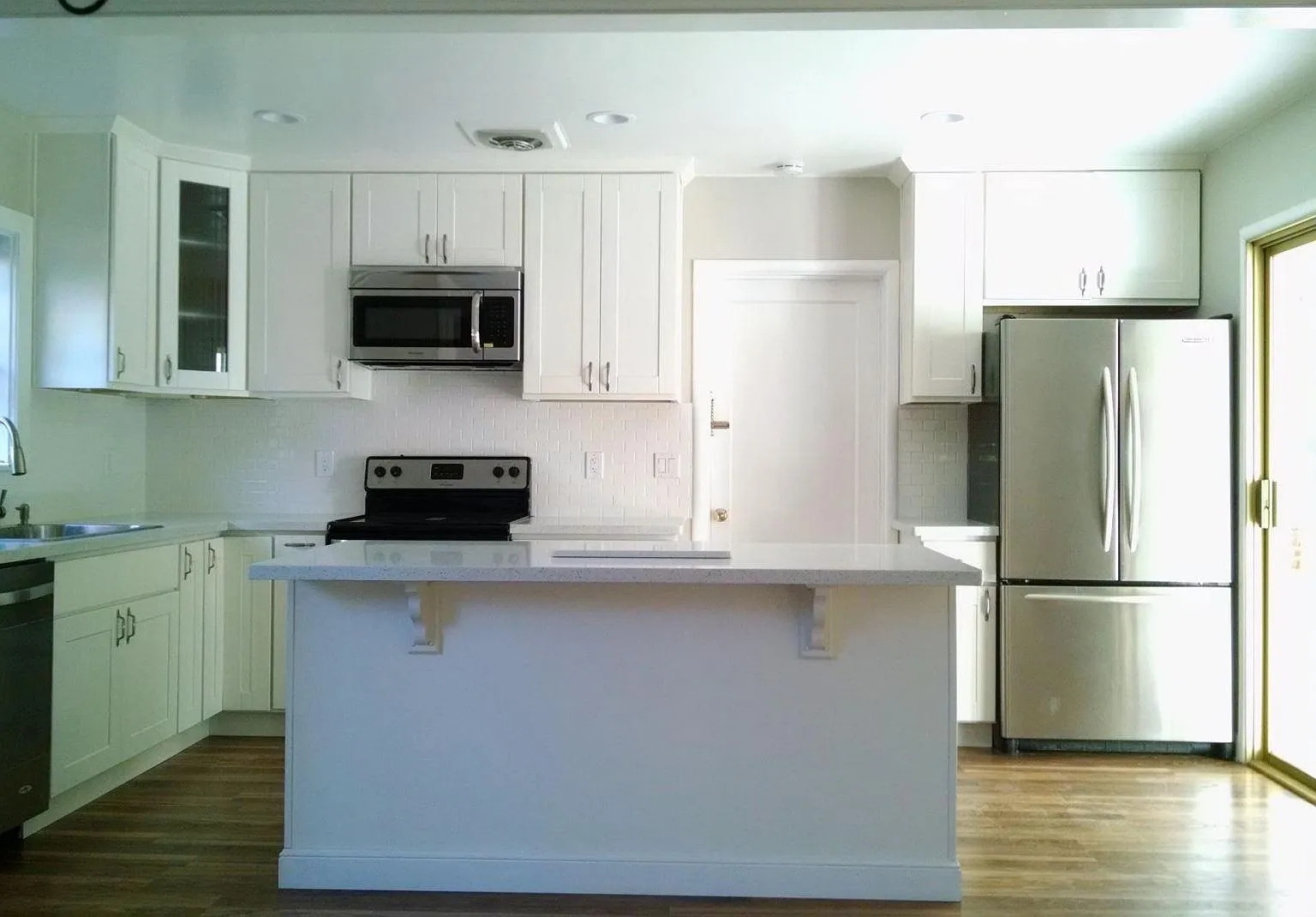 3 bed, 1270 sqft, $5,985 — Photo 1