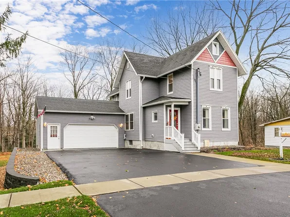 45 Church St, Phelps, NY 14532