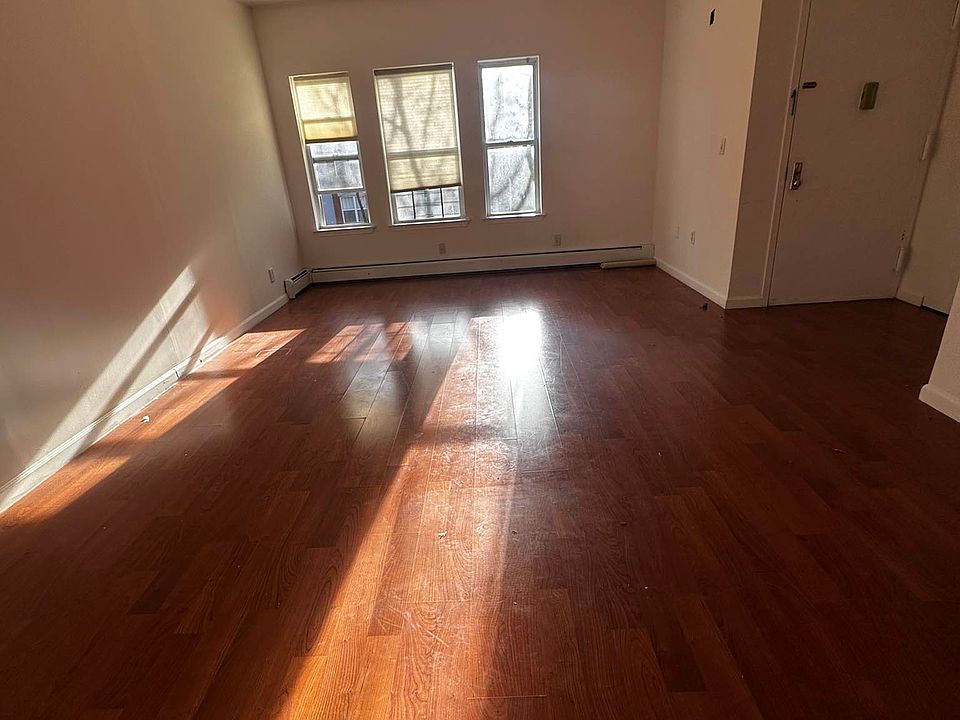 1st image of 143 W 117th St #4
