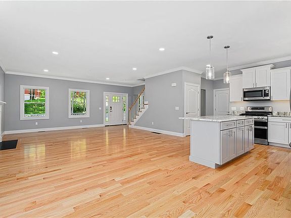 3rd image of 7 White Hill Ln