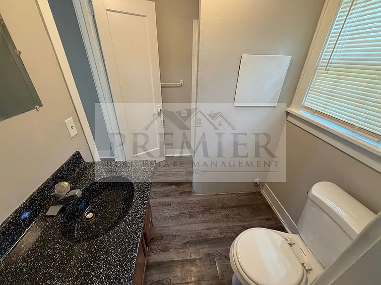 1611 S Northern Blvd #B — Photo 9