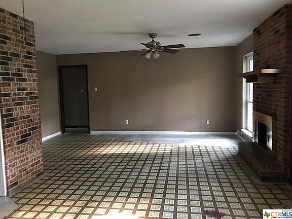 5th image of 402 Carothers St