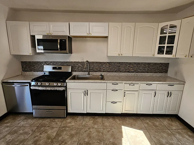 302 Windsor St #1 — Photo 4