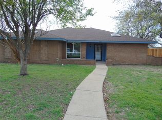 702 Waynelee Dr, Lancaster, TX