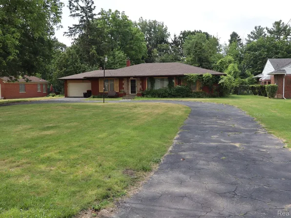 23521 Lee Baker Dr, Southfield, MI 48075