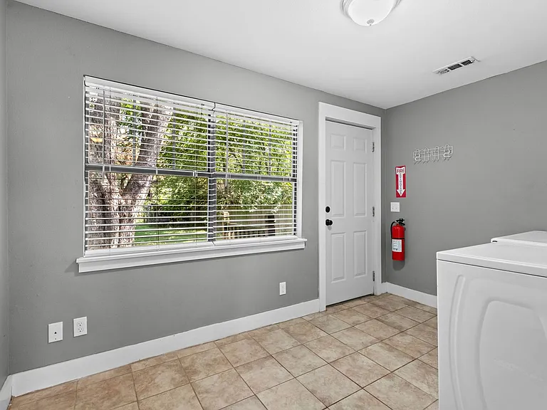 1022 W Holly St — Photo 22