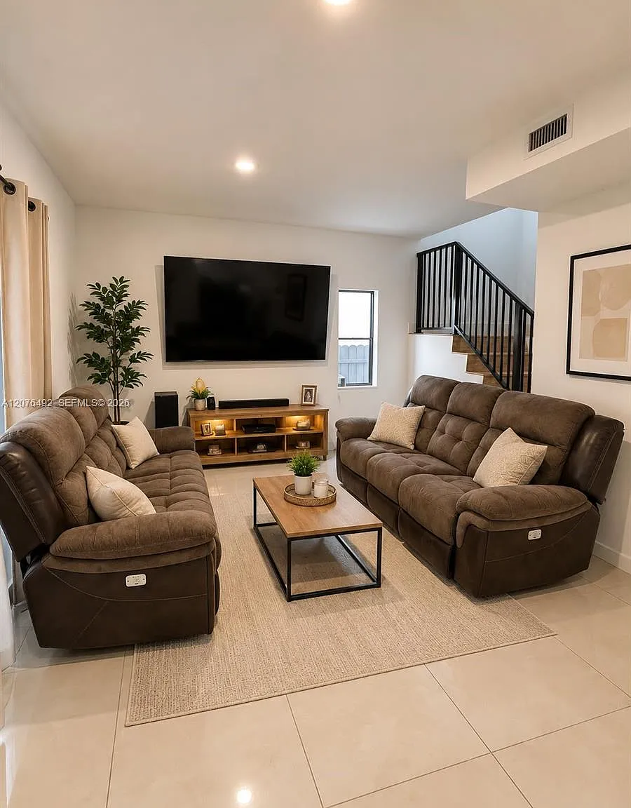 5 bed, 3.0 bath, 1810 sqft, $3,650 — Photo 4