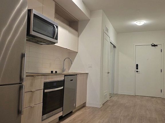 5th image of 70 Princess St #1706