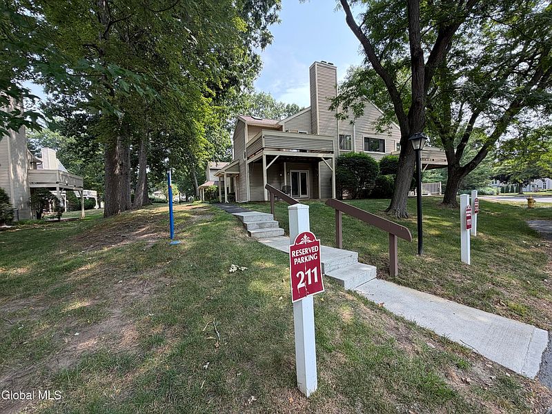 5th image of 211 Grenadier Court