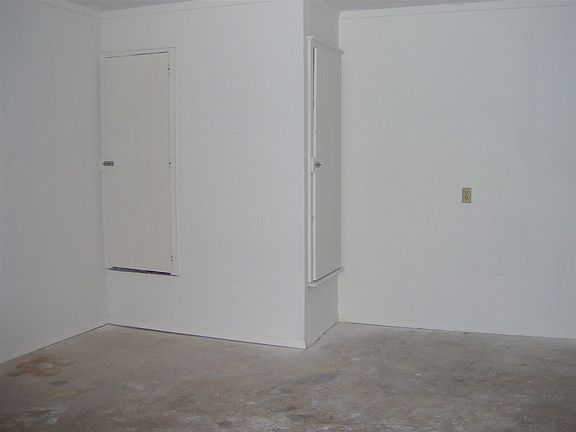 3rd image of 611 SW 62nd St
