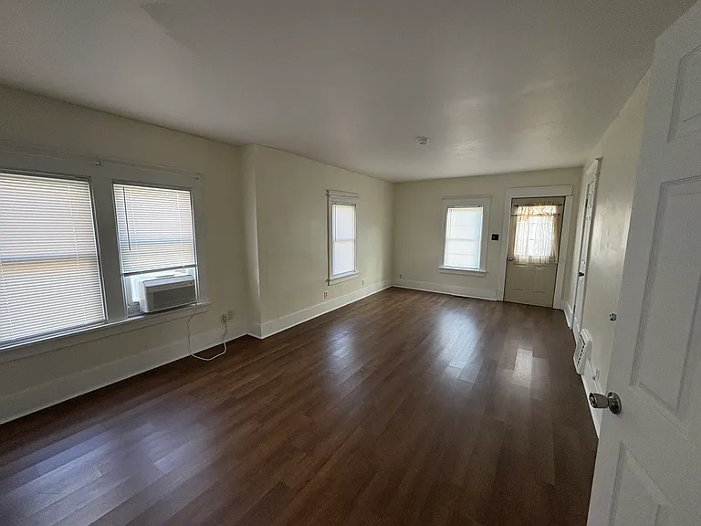 1410 W 6th St — Photo 4